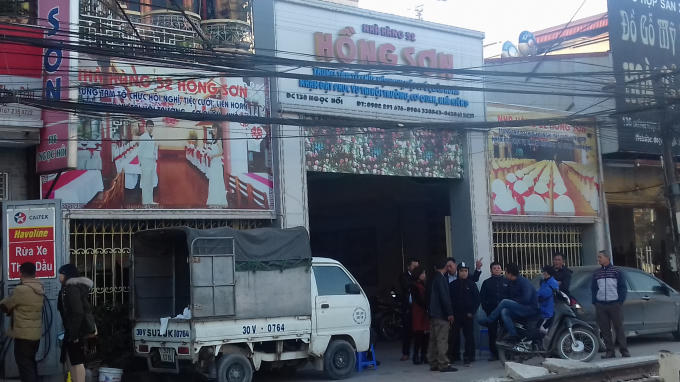 Nhà hàng Hồng Sơn nơi 2 vợ chồng đi ra và người chồng bị tàu cán tử vong.