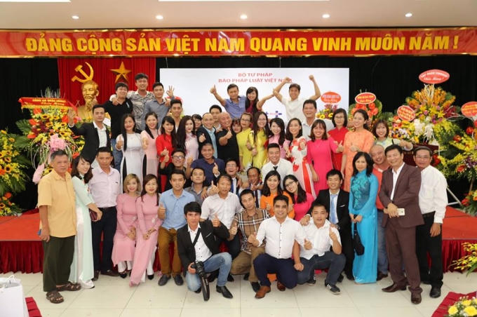 Các phóng viên, cộng tác viên Pháp Luật Plus chụp hình lưu niệm sau Lễ kỷ niệm.