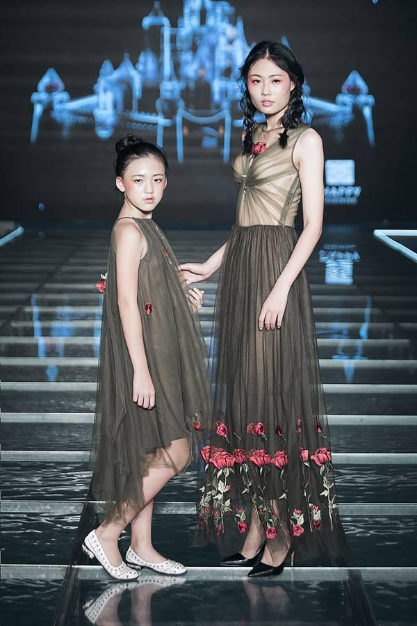 Tuần lễ thời trang trẻ em VN 2017: Tim – Trương Quỳnh Anh dắt tay bé Sushi và bé Bông trình diễn mở màn
