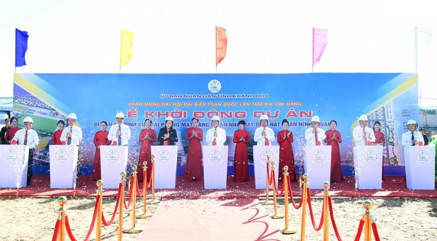 Phó Thủ tướng Bùi Thanh Sơn và các đại biểu thực hiện nghi thức khởi động Dự án thành phần 1: Di dân tái định cư, giải phóng mặt bằng Nhà máy điện hạt nhân Ninh Thuận 1. Ảnh: VGP