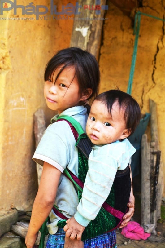 Trong khi các bạn cùng trang lứa đang vui tết trung thu cùng gia đình thì em Giàng Thị Sùng (12 tuổi, con cả anh Thành) phải lo toan mọi công việc trong nhà. Còn mẹ em thì phải chăm các em.