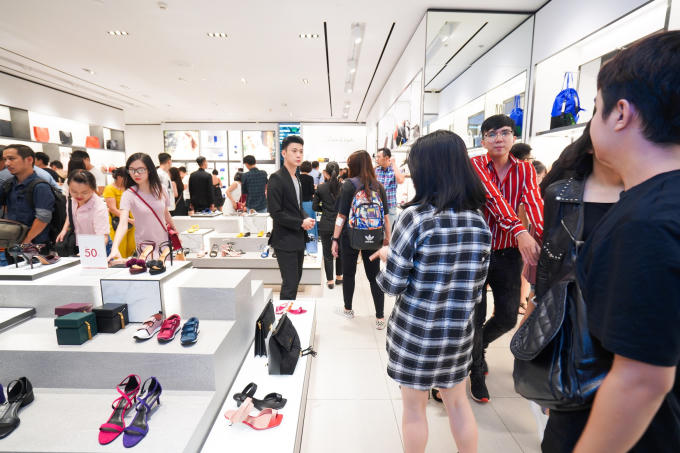 Ưu đãi tới 50% tràn ngập các gian hàng của hàng trăm thương hiệu nổi tiếng như Mango, Pull&amp;bear, Straparius, Charles &amp; Keith, Pedro, GAP, Old Navy, Aldo, Geox, Shooz,…