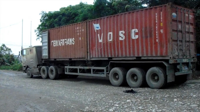 Hưng Y&ecirc;n: Xe &ocirc; t&ocirc; n&eacute; trạm thu ph&iacute; QL5