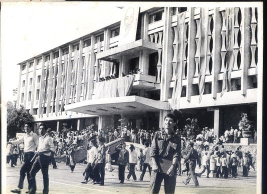 Nhà báo Trần Mai Hạnh tại Lễ ra mắt Quân quản 7/5/1975 (ảnh nhân vật cung cấp).