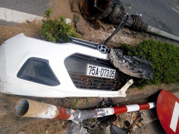 Phần trước xe rời ra khỏi xe sau cú va chạm.