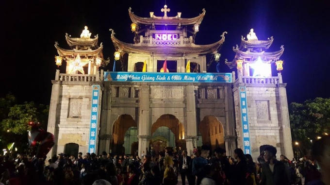 Mọi người tập trung rất đông trước khu phương Đình, nơi có rất nhiều điển tích Kinh Thánh được khắc họa bằng đá, mang nhiều giá trị về văn hoá kiến trúc.
