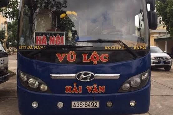 Chiếc xe khách 43S-6492 vận chuyển thuốc lá nhập lậu trái phép.