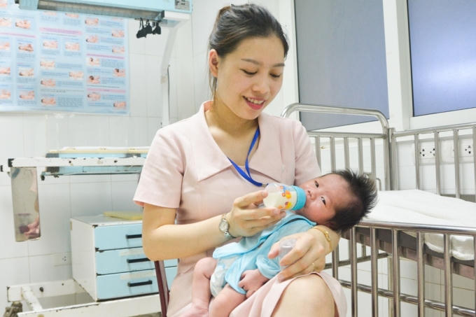 Hiện tại bé gái được các điều dưỡng viên thay phiên nhau chăm sóc, sức khỏe của bé rất tốt.