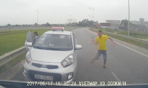 Thu hồi ph&ugrave; hiệu t&agrave;i xế taxi chạy ngược chiều d&ugrave;ng hung kh&iacute; đe dọa xe kh&aacute;c. (Ảnh: Cắt từ clip)
