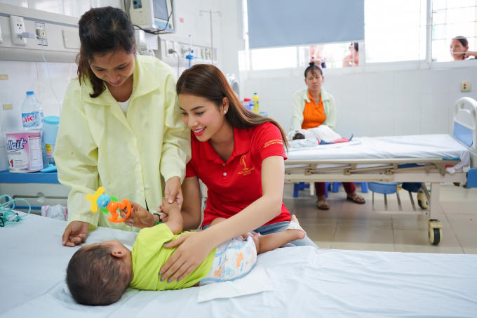 Hoa hậu Phạm Hương đội n&oacute;n, cầm xẻng đi x&uacute;c c&aacute;t