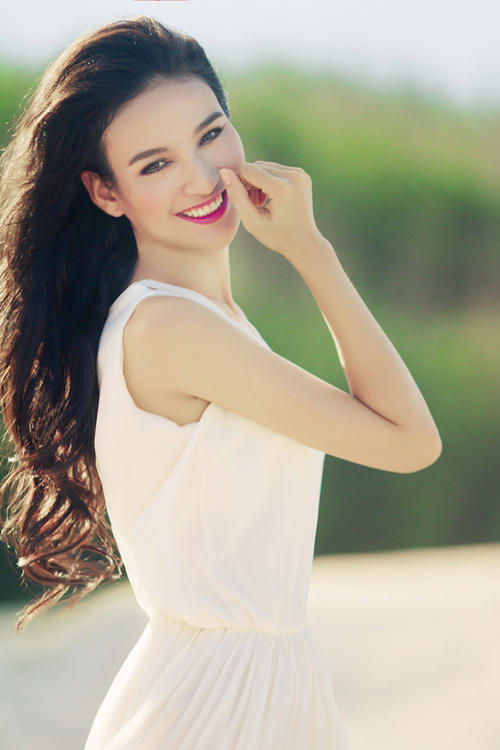 Hoa hậu Ngọc Diễm trở lại vai trò MC cùng Đức Bảo dẫn dắt đêm chung kết Hoa hậu Hoàn vũ Việt Nam 2017