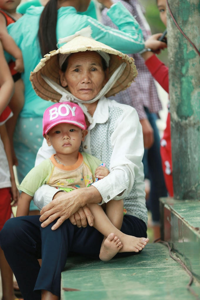 Ca sĩ Tuấn Hưng v&agrave; MC Phan Anh trực tiếp trao qu&agrave; cho hơn 500 hộ d&acirc;n ở Quảng B&igrave;nh