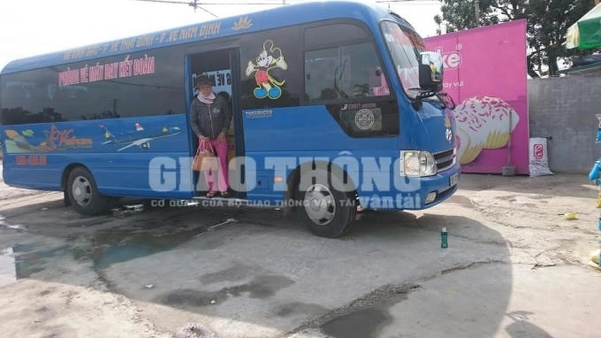 Những chiếc xe HĐ của nhà xe Kết Đoàn hoạt động theo kiểu “trá hình”, tổ chức hoạt động đón, trả khách, thu tiền, xác nhận đặt chỗ… như tuyến cố định.