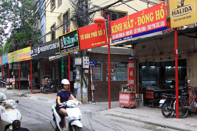 Qua khảo sát thực tế và vận động người dân đồng thuận, UBND phường Mỹ Đình đã cắm 200 cột có chiều cao bằng nhau, sơn màu đỏ trên toàn tuyến đường để treo hệ thống biển hiệu kinh doanh, biển quảng cáo một cách đồng bộ, cùng kích thước.