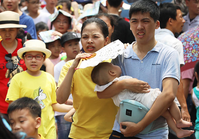 Bất chấp thời tiết nắng nóng, các gia đình vẫn có mặt để tận hưởng không khí những ngày nghỉ lễ.