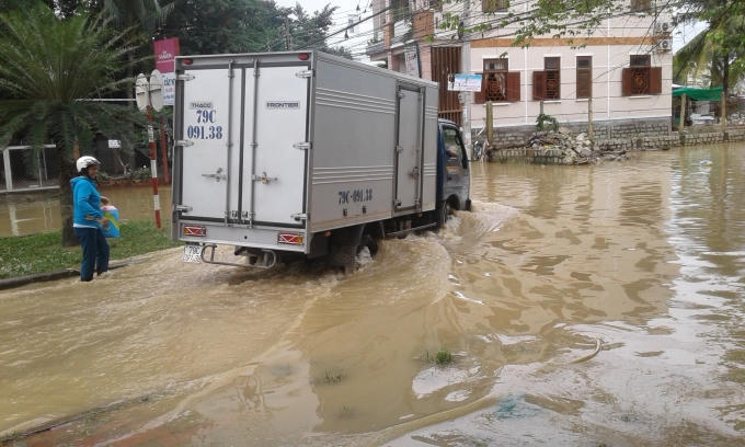 Các xe tải bị ngập hơn nửa bánh xe.