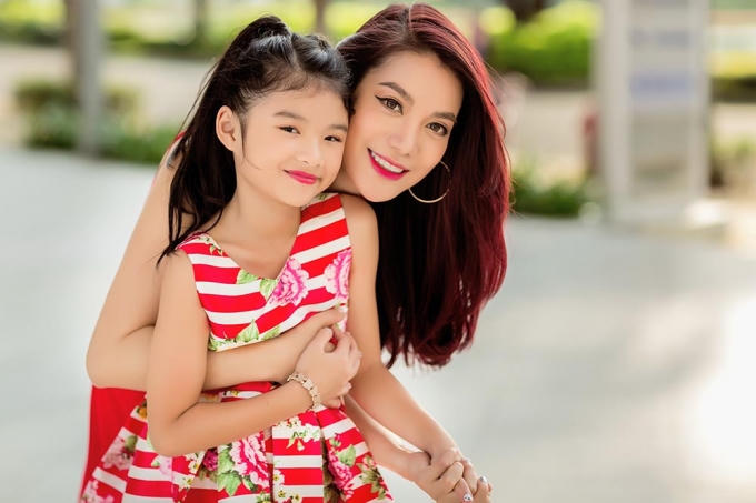 Trương Ngọc &Aacute;nh trẻ trung, xinh đẹp b&ecirc;n con g&aacute;i