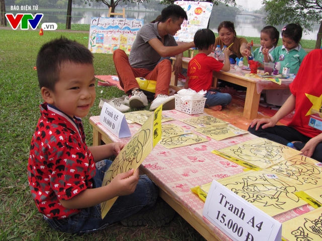 Bé trai hào hứng chọn tranh tô màu