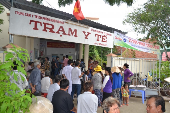 Từ sáng sớm, hàng trăm bà con nghèo đã xếp hàng chờ đến lượt khám và nhận quà.