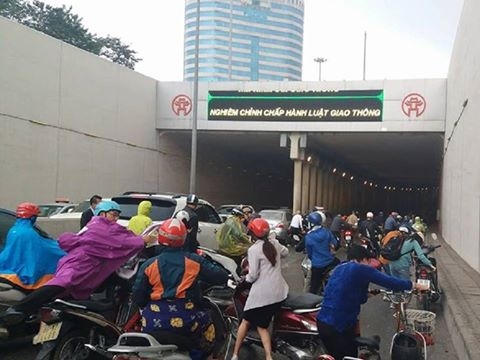 Nhiều phương tiên ngã ra đường vì đâm phải dầu loang (Ảnh: Otofun)