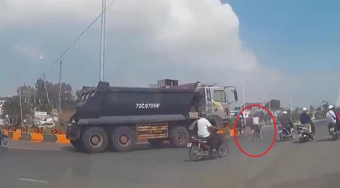 Mặc dù khoảng cách giữa xe tải và nam sinh tương đối xa nhưng sự việc đáng tiếc vẫn xảy ra.