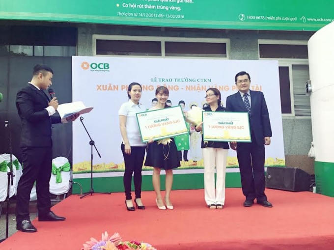 Khách hàng OCB nhận thưởng chương trình “Xuân Phương Đông – Nhận vàng phát tài”.