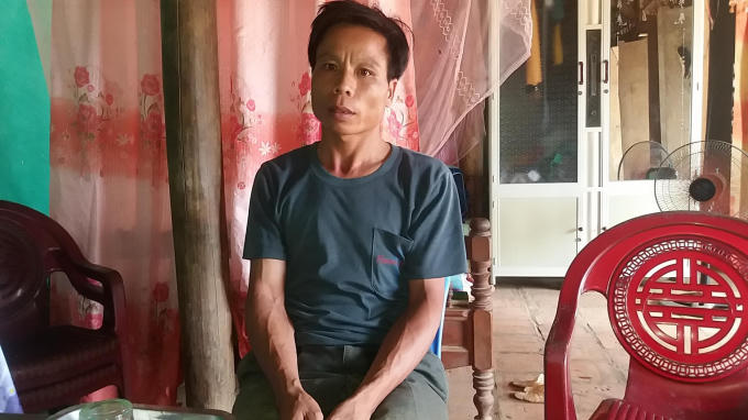 Ông Khắc, bố của nạn nhân Chiến kể lại chuyện con mình bị hổ vồ. (Ảnh: A.Thắng)