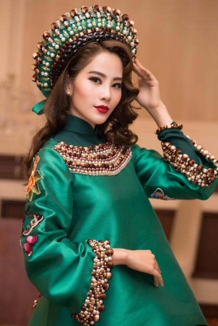 Bốn nữ ho&agrave;ng sắc đẹp Việt thay phi&ecirc;n nhau l&agrave;m vedette thời trang