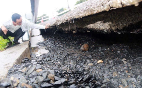 Hiện trường đoạn đường bị sụt lún. Ảnh: D.H