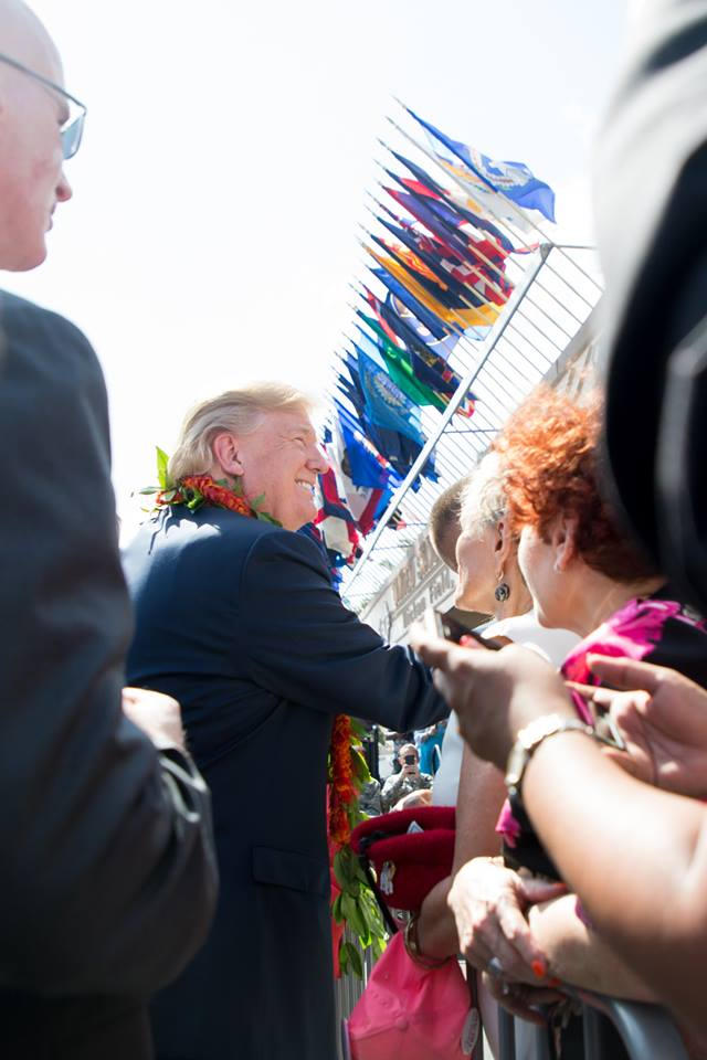 Người dân  Hawaii vui mừng chào đón Tổng thống Trump.