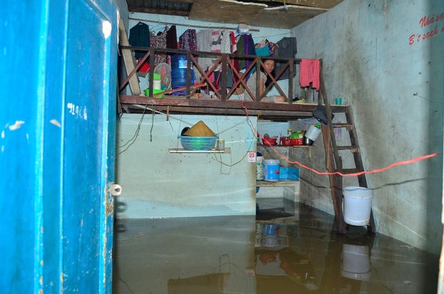 Nhiều người trụ lại phòng và sinh hoạt trên gác, dưới đã bị ngập nước nên không thể tắm giặt, đi vệ sinh.