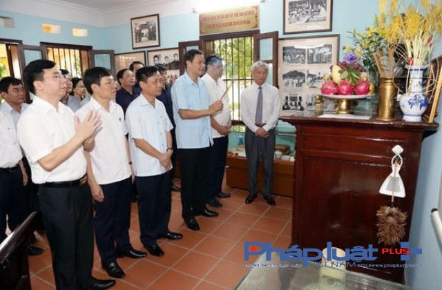 Đoàn lãnh đạo Tỉnh ủy, HĐND, UBND tỉnh Vĩnh Phúc (Ảnh: Đào Tấn)