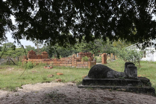 Khu mộ cổ Gò Quéo gồm 17 ngôi mộ táng hợp chất cổ ô dước, nằm tọa lạc phường Bình Trưng Đông (quận 2, TP.HCM), trong đó có hai ngôi mộ độc đáo của quan lại xưa.