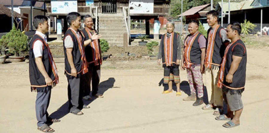 Các thành viên trong Tổ hòa giải thôn Pêng Long, xã Đắk Long tuyên truyền, phổ biến giáo dục pháp luật cho người dân. Ảnh: Báo Quảng Ngãi