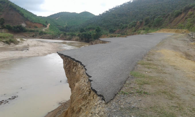 Điểm bị sạt lở cách sông Krông Nô khoảng 15m.