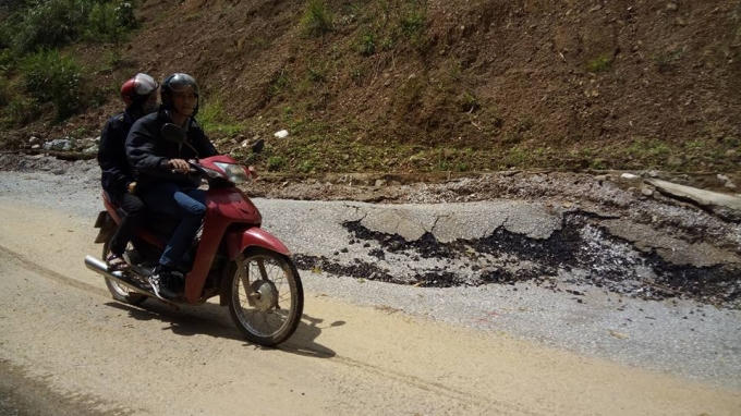 Mặc dù mới đưa vào sử dụng nhưng một số đoạn đuờng đã bị hư hỏng nặng.