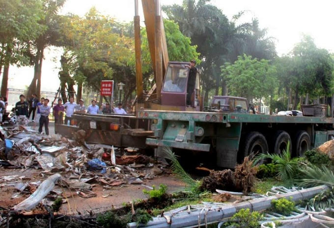 Xe đầu kéo lật nhào, giao thông cửa ngõ thành phố tắc nghẽn.