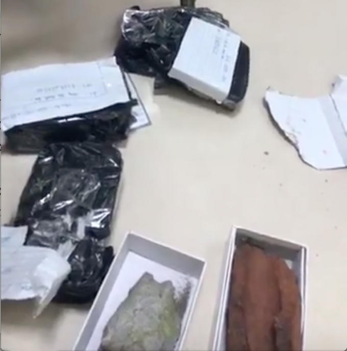 Phía trong những gói hàng không phải là chiếc Iphone 6 cũ mà chỉ toàn gạch vỡ.