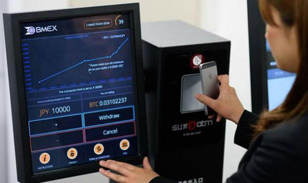 Sử dụng máy ATM dành cho bitcoin tại Nhật Bản.
