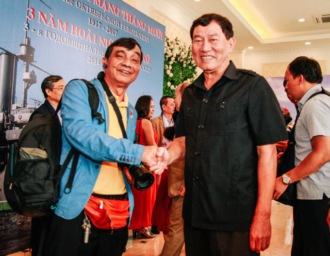 Cái bắt tay thân mật giữa cựu sinh viên VGIK ( NSƯT Phạm Thanh Hà - bên trái) và cựu sinh viên Học viện Không quân Gagarin (Anh hùng Phạm Tuân).