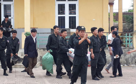 Các chiến sĩ cảnh sát cơ động được người dân Đồng Tâm thả về. (Ảnh: báo Người đưa tin)