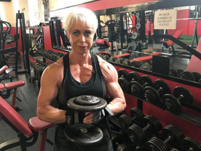 Trong quá khứ, kể cả khi bị bó bột, bà Angela vẫn cố gắng đến phòng tập thể dục