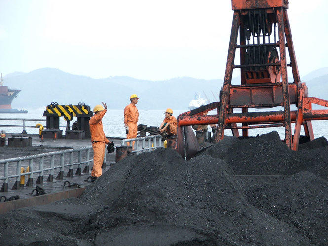 EVN nợ TKV chủ yếu là tiền mua than cho các nhà máy điện. Trong ảnh: Hoạt động giao nhận than của TKV - Ảnh: ANH ĐỨC