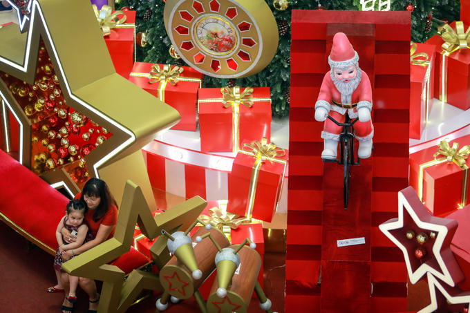 Trong tiếng nhạc từ bài hát Jingle bells (Tiếng chuông ngân), hai mẹ con cùng say sưa chụp hình bên mô hình ông già Noel, những hộp quà và ngôi sao mùa Giáng sinh.