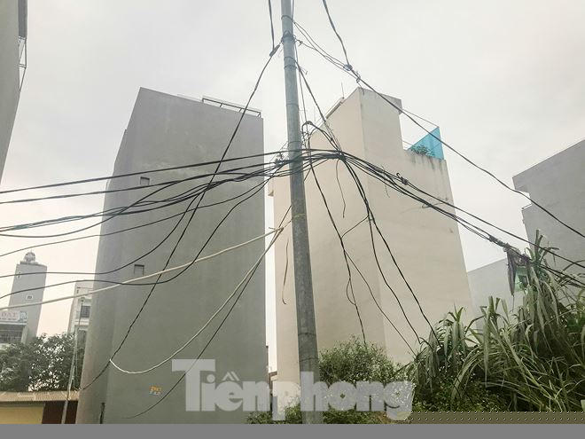 Theo bà Tuyết, để mắc điện về khu này rất khó khăn. “Khi mà một chung cư gần đây mọc lên thì có một trạm điện, biến thế ở đó, các hộ dân ở đây cứ thế mà mua thôi 3,500đ/số cứ thế mà dùng nhưng cũng chỉ đun nước và thắp sáng, không thể đun nấu hoặc làm gì khác”, bà Tuyết chia sẻ.