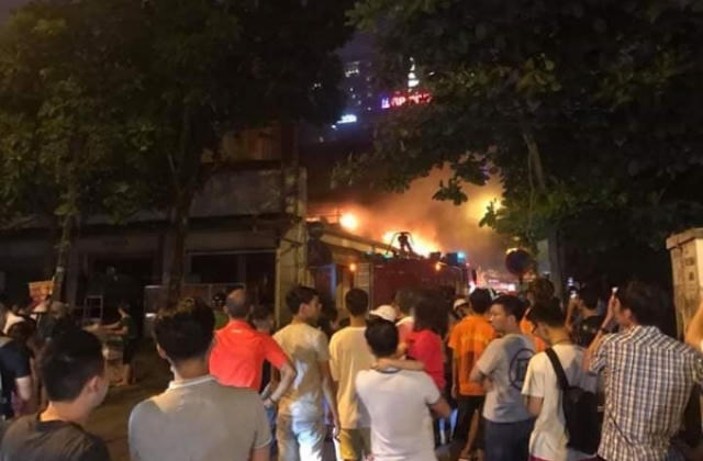 Quán bia Hải Xồm bốc cháy trong đêm