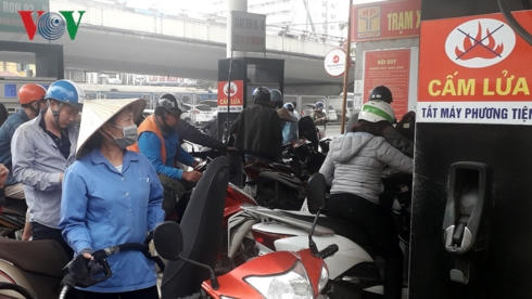 Giá xăng E5RON92 không cao hơn 20.688 đồng/lít; xăng RON95-III không cao hơn 22.191 đồng/lít (Nguồn: VOV).