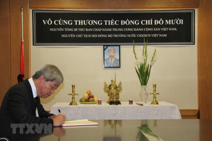 Lễ viếng và mở sổ tang nguyên Tổng Bí thư Đỗ Mười tại Israel. Đại sứ Việt Nam tại Israel Cao Trần Quốc Hải ghi sổ tang. (Ảnh: Việt Thắng/TTXVN)