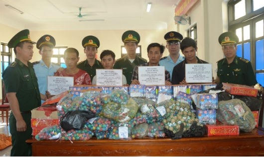 Tang vật một vụ buôn lậu pháo.