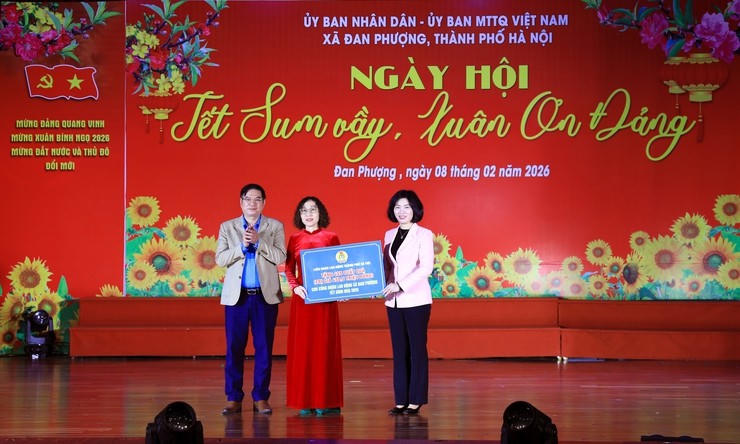 Bà Phùng Thị Hồng Hà trao 450,5 triệu đồng từ Liên đoàn Lao động Thành phố tặng 455 suất quà cho công nhân lao động trên địa bàn xã Đan Phượng.
